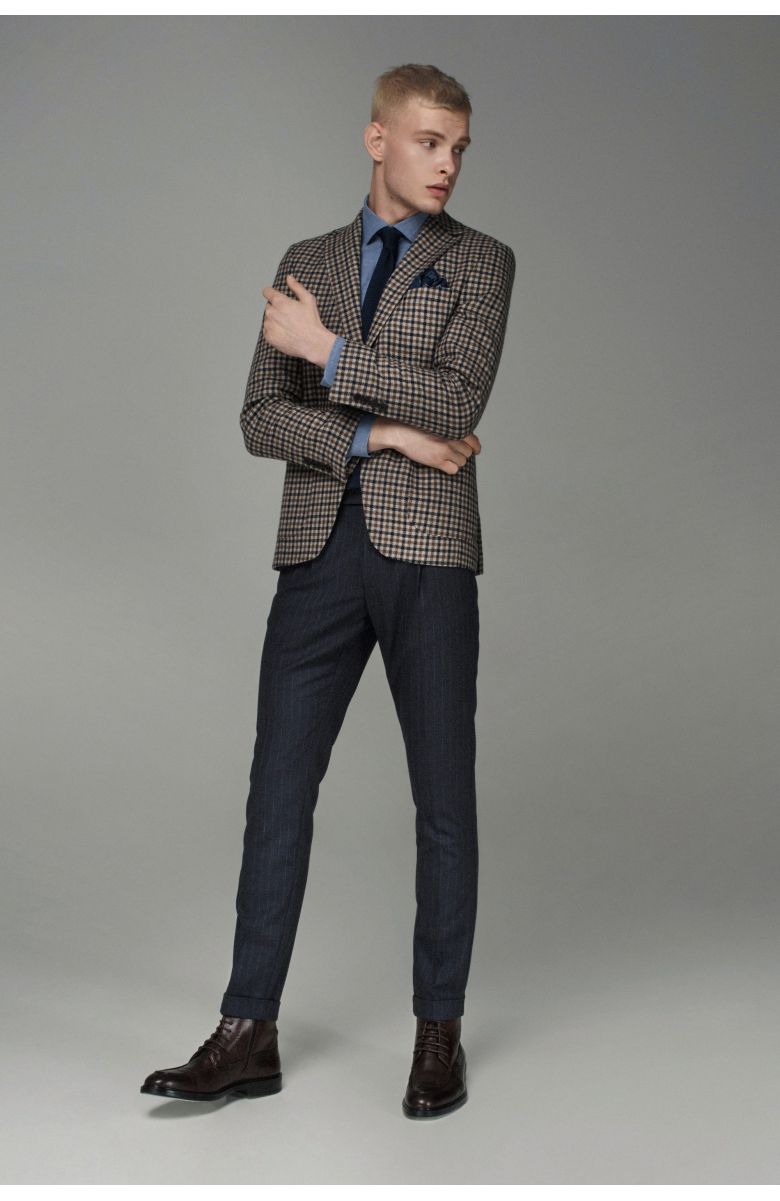Комплект в офис с бежевым пиджаком в сине-коричневую клетку (пиджак, брюки, рубашка, галстук, туфли, ремень, нагрудный платок)
