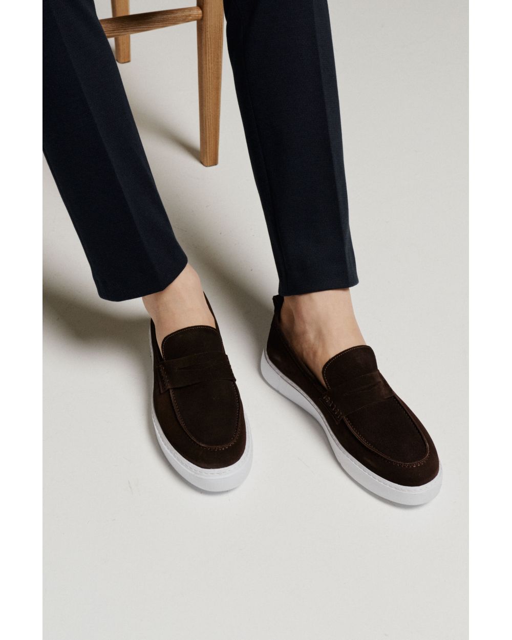 Слипоны коричневые замшевые пенни-лоферы (slip-on penny loafers)