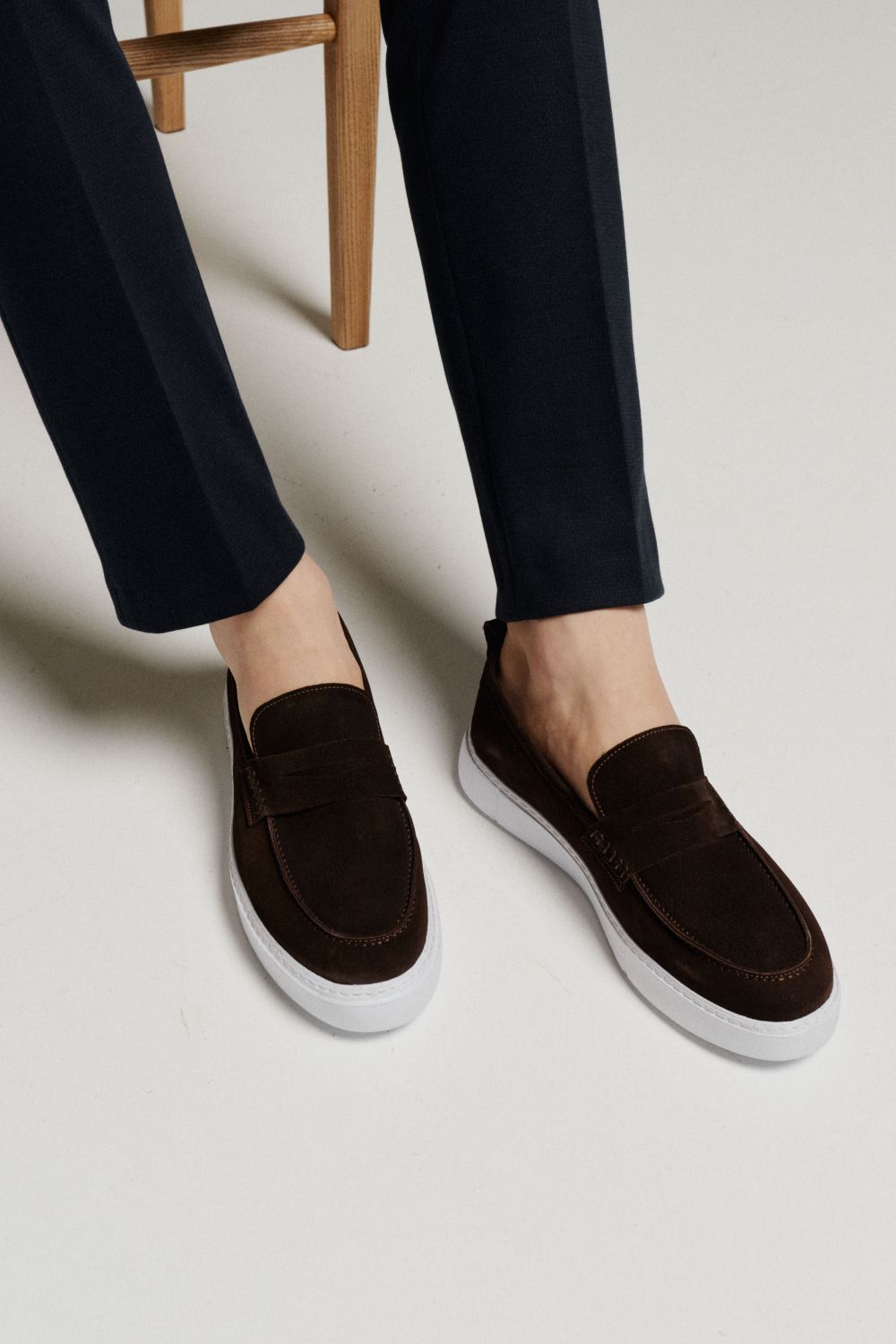Слипоны коричневые замшевые пенни-лоферы (slip-on penny loafers)