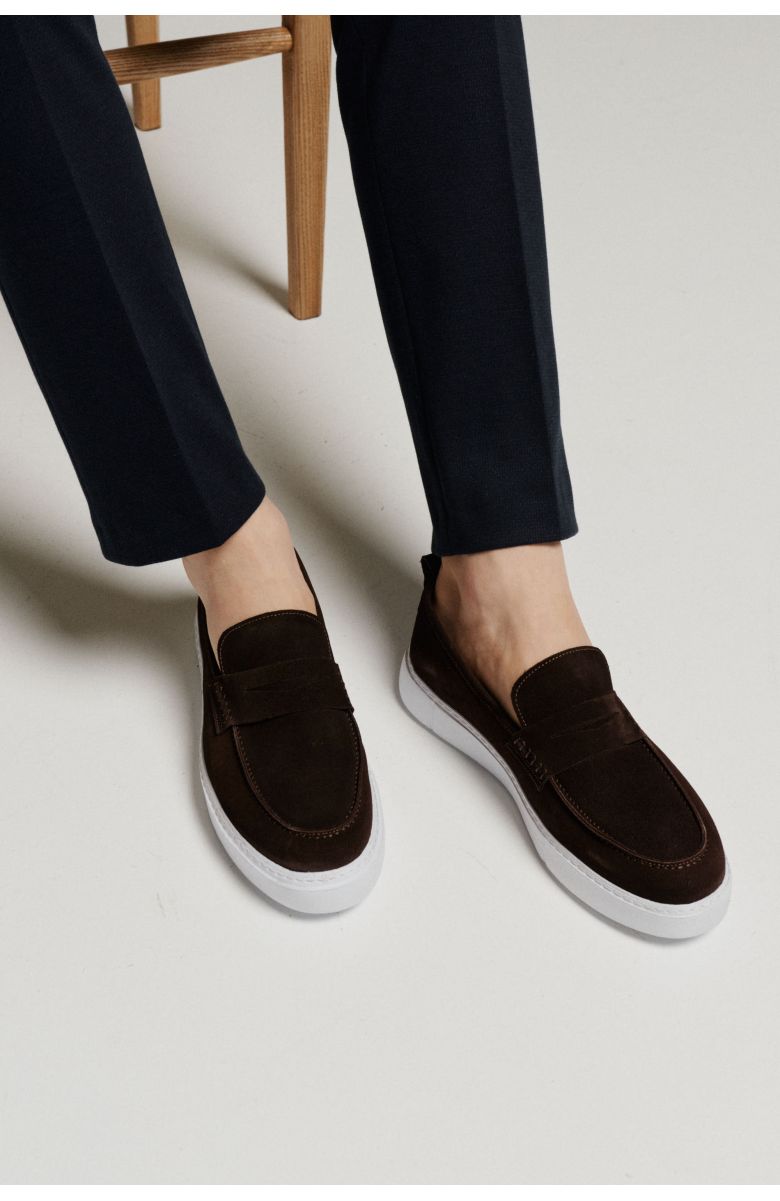 Слипоны коричневые замшевые пенни-лоферы (slip-on penny loafers)