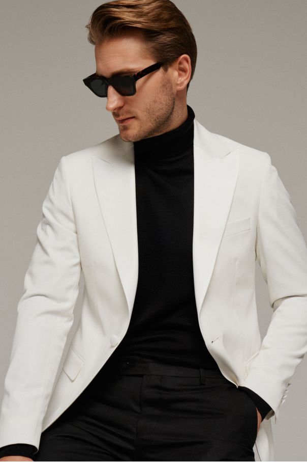 Костюм мужской смокинг белый с черными брюками и заостренными лацканами на пиджаке