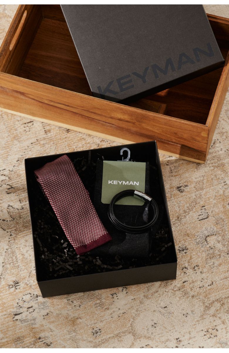 Пример подарочного набора Keyman (фирменная коробочка, трикотажный галстук, браслет и носки)