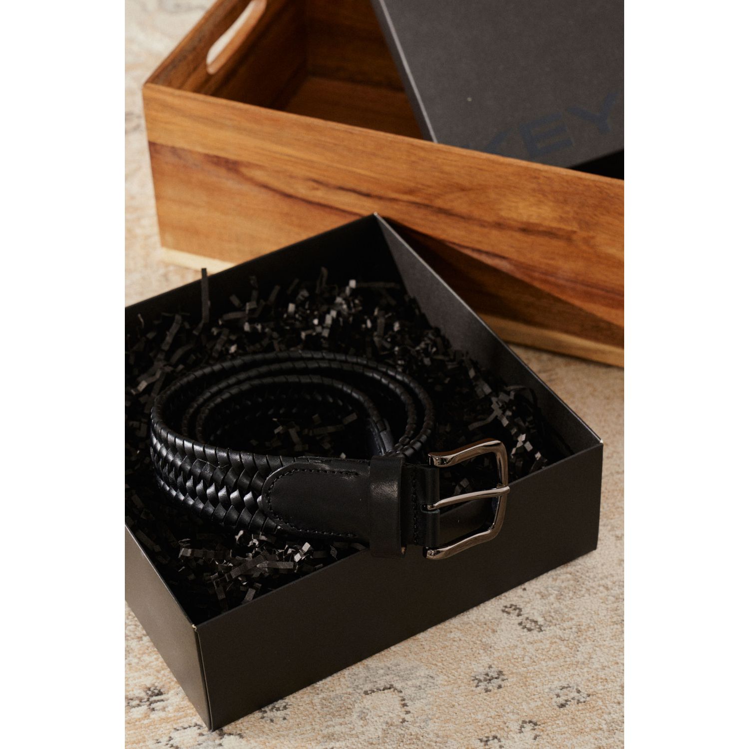 Пример подарочного набора Keyman (фирменная коробочка и черный плетеный ремень)
