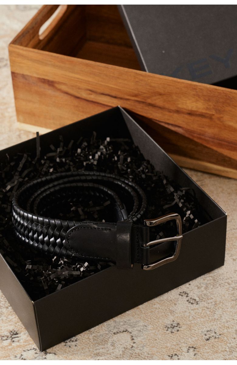 Пример подарочного набора Keyman (фирменная коробочка и черный плетеный ремень)
