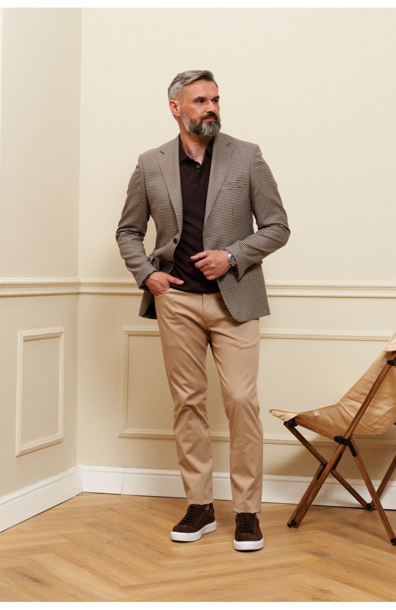 Комплект в офис с бежевым пиджаком, в коричневую "гусиную лапку"  (пиджак, футболка, брюки, кеды)