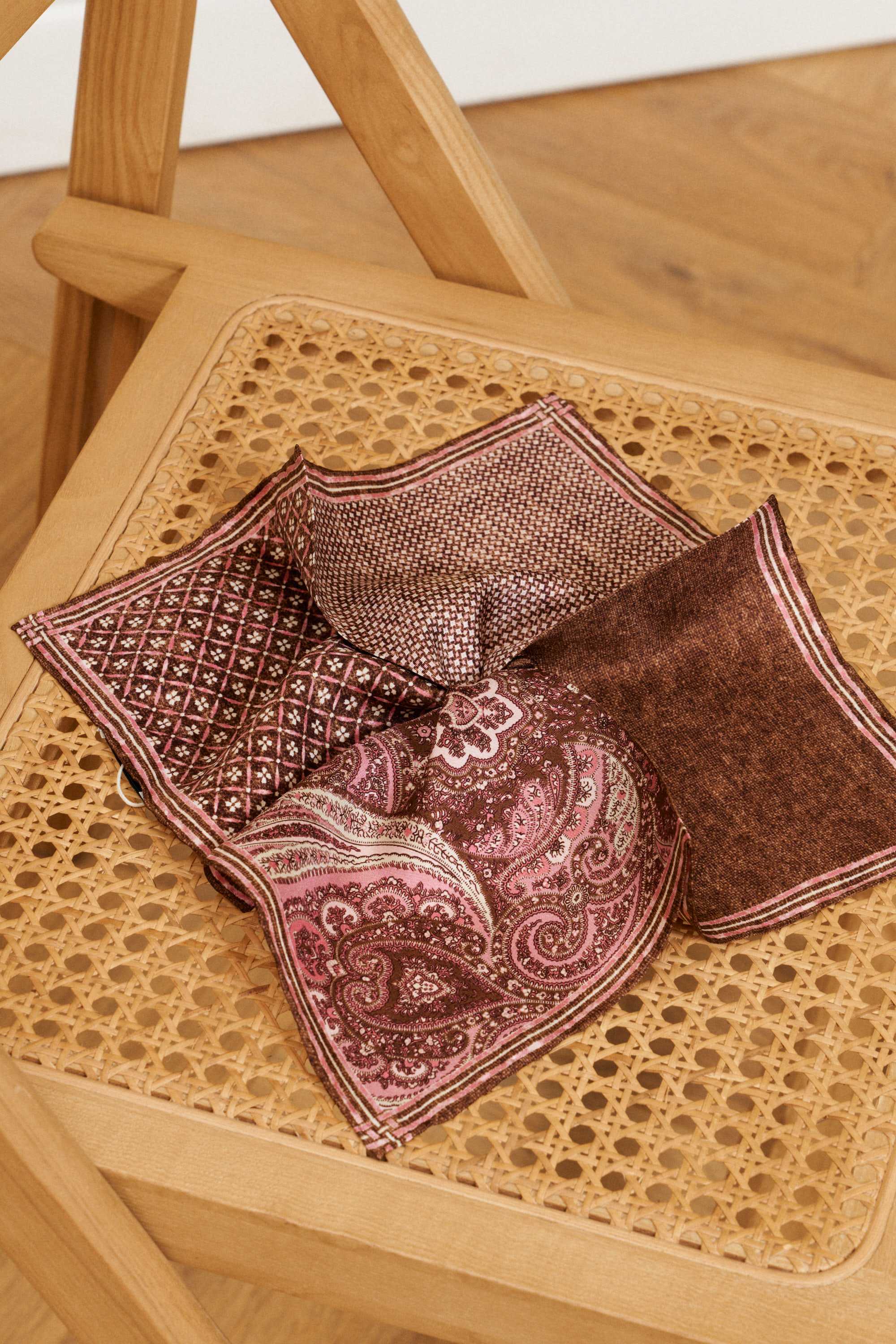 Платок нагрудный в карман, бордово-розовый, итальянский шелк