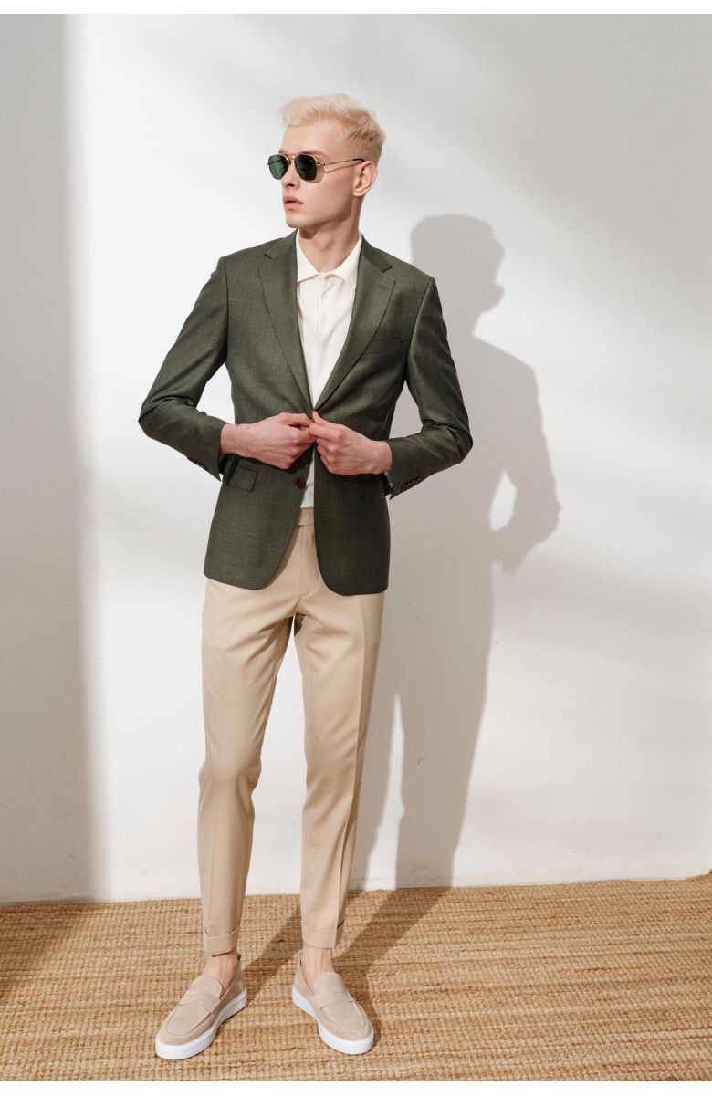 Комплект в офис с зеленым пиджаком с английскими лацканами ( пиджак, брюки, майка-поло, туфли)