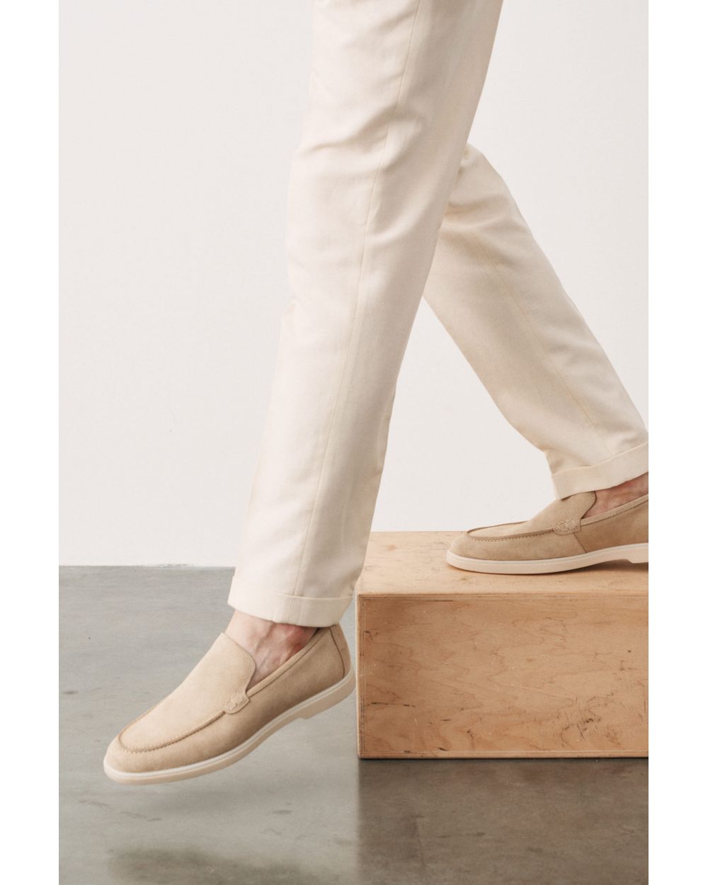 Туфли мужские светло-бежевые замшевые лоферы, облегченные (summer walk loafers)