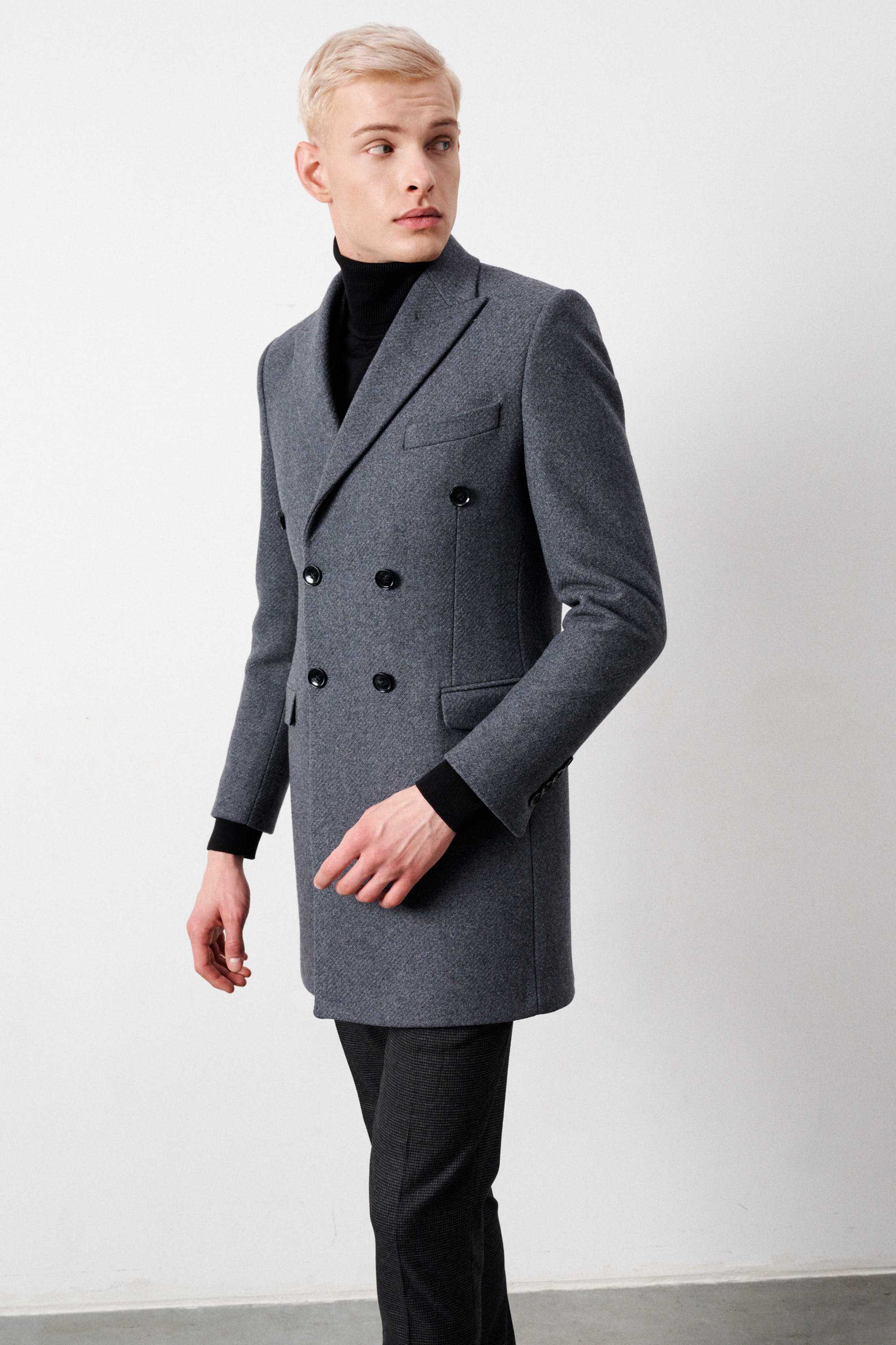 Пальто двубортное мужское, демисезонное, серое меланж, в диагональную фактуру, с итальянскими лацканами