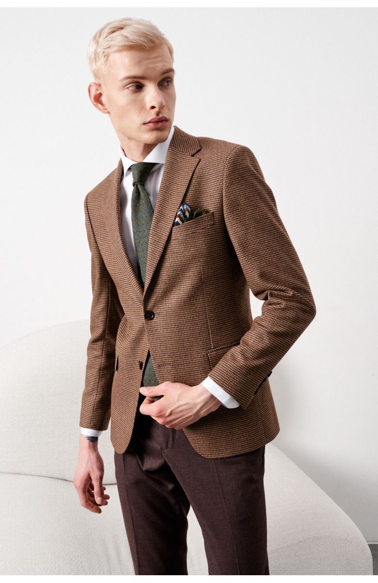 Комплект в офис с бежевым пиджаком в коричнево-черную "гусиную лапку" (пиджак, рубашка, брюки, туфли, галстук, нагрудный платок)