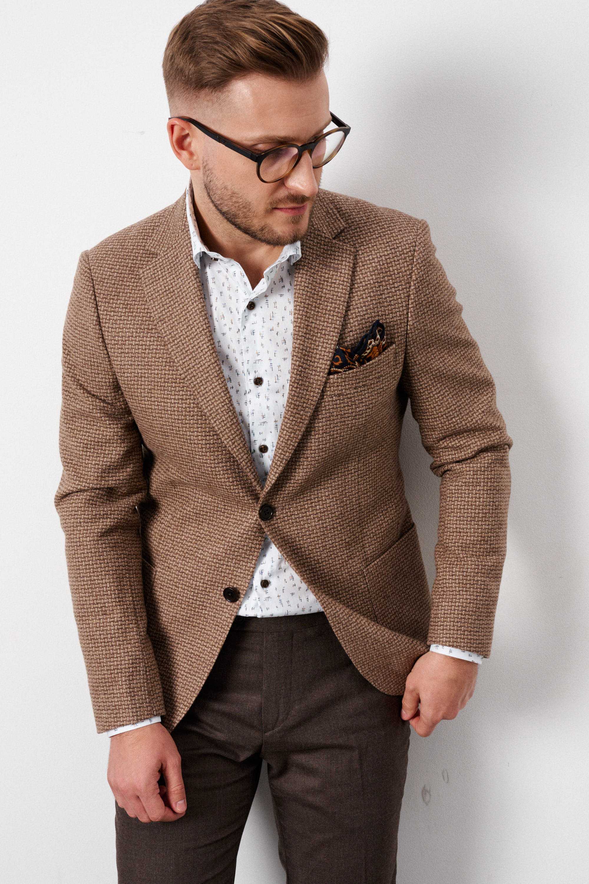 Пиджак мужской бежево-коричневый, фактурный, с накладными карманами