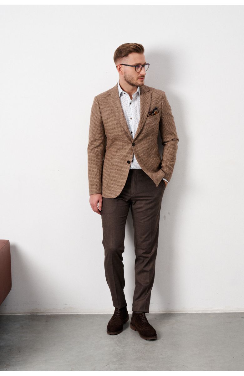Комплект на выпускной с бежево-коричневым фактурным пиджаком, с накладными карманами (пиджак, рубашка, брюки, туфли, ремень, нагрудный платок)