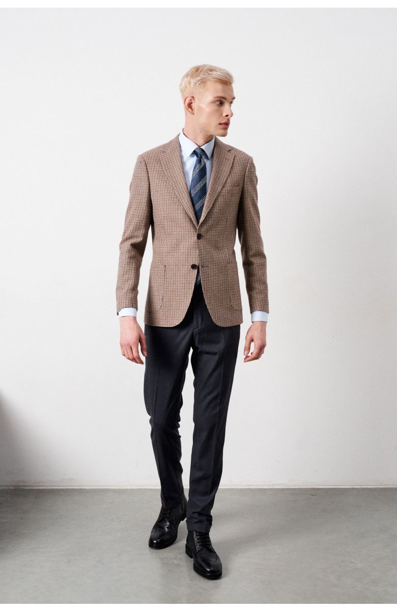 Комплект в офис с бежевым пиджаком в коричнево-синюю "гусиную лапку" (пиджак, рубашка, брюки, туфли, галстук)