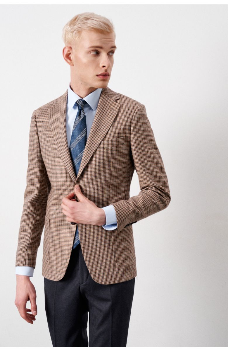 Комплект на свадьбу с бежевым пиджаком в коричнево-синюю "гусиную лапку", с накладными карманами (пиджак, брюки, рубашка, ремень, туфли, галстук)