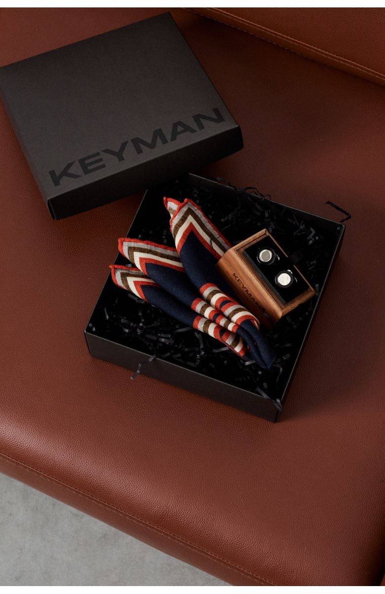 Пример подарочного набора Keyman (фирменная коробочка, платок в карман пиджака, запонки)