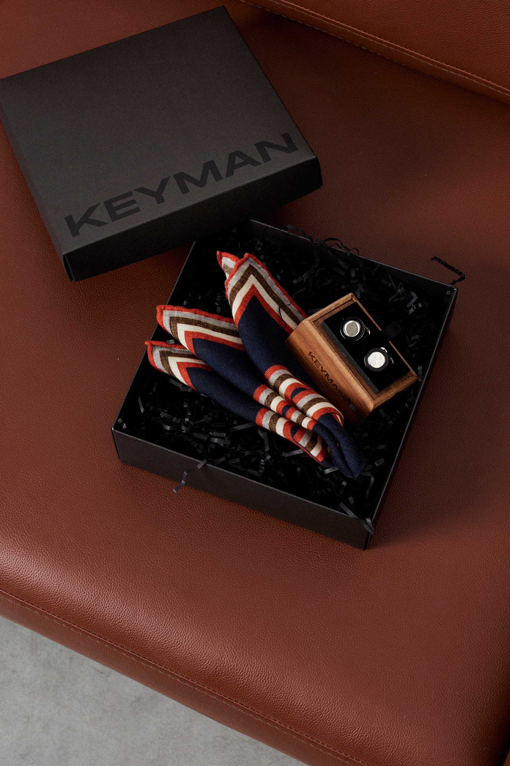 Пример подарочного набора Keyman (фирменная коробочка, платок в карман пиджака, запонки)