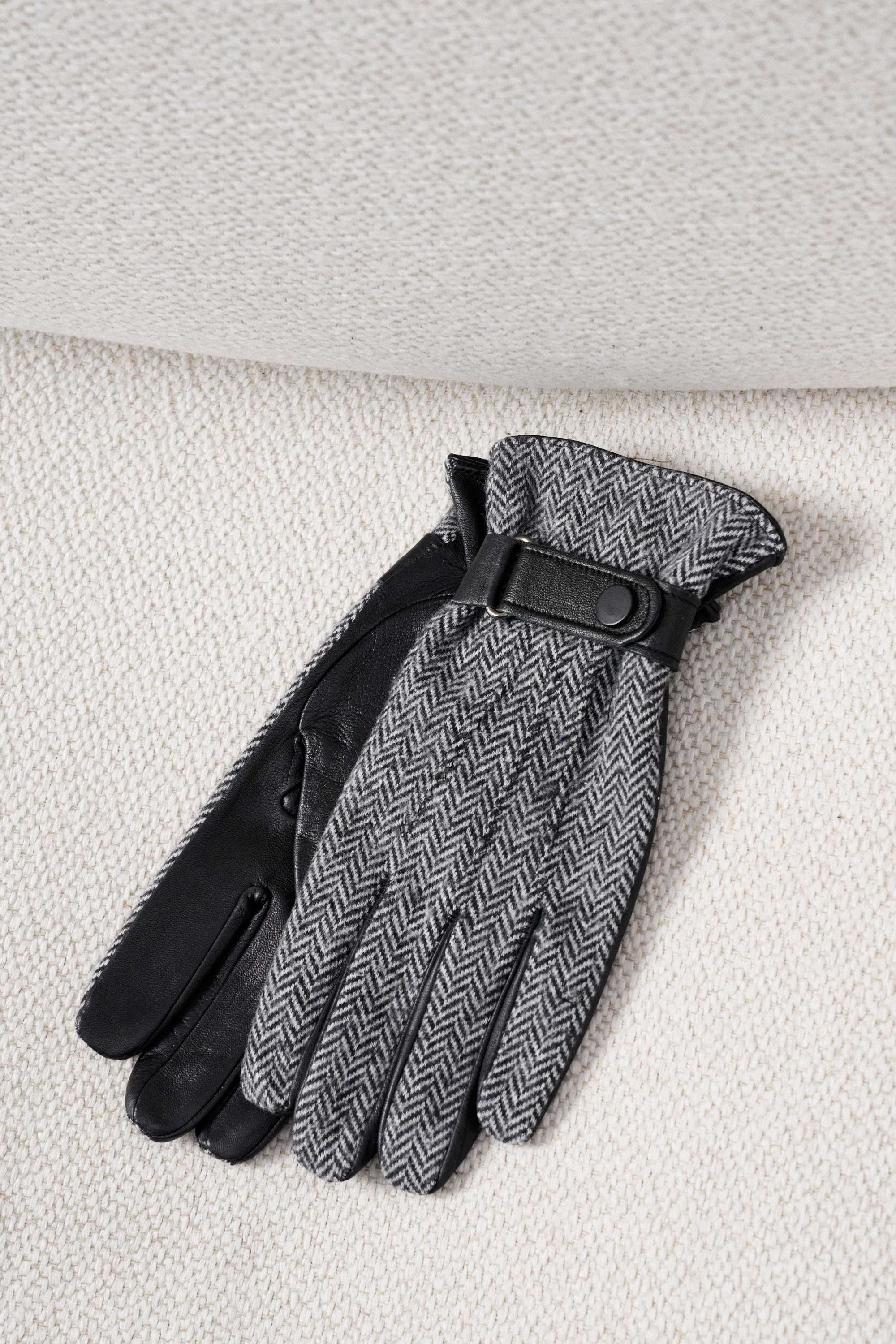 Перчатки мужские черные кожаные с трикотажным верхом в елочку