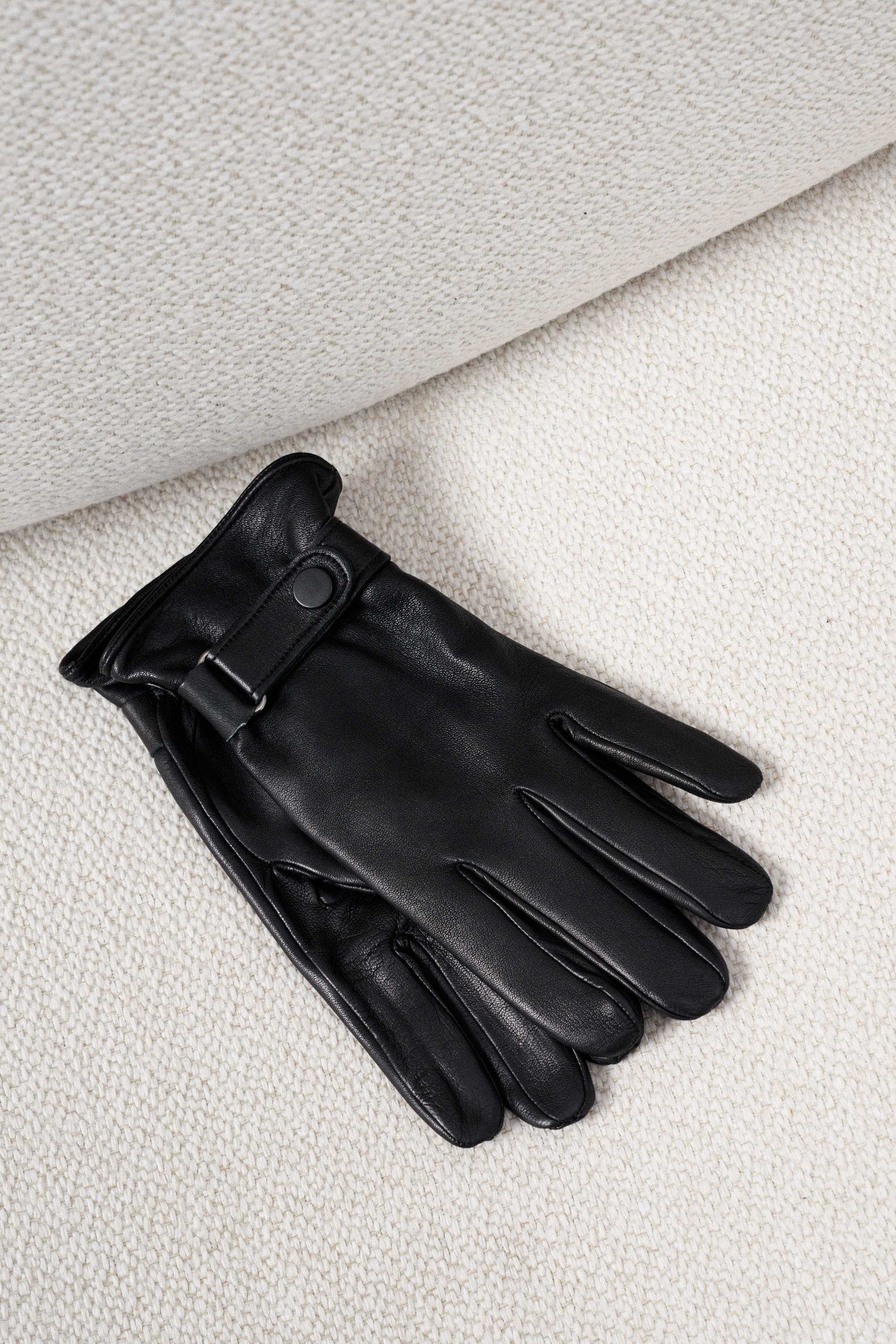Перчатки мужские кожаные черные гладкие с застежкой