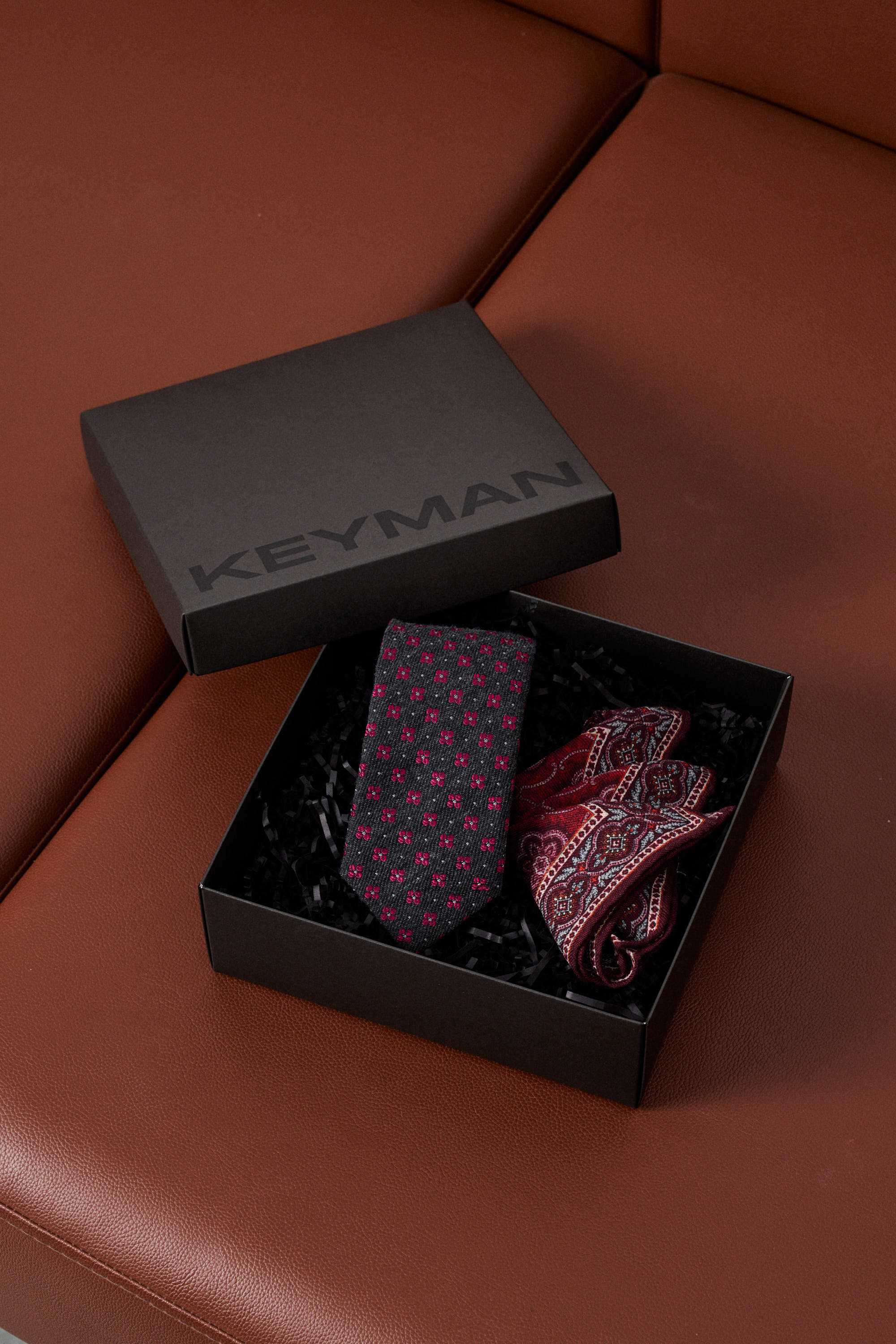 Пример подарочного набора Keyman (фирменная коробочка, платок в карман пиджака, галстук)