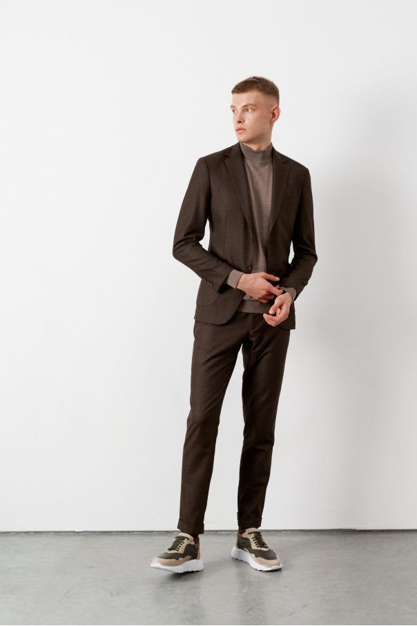 Костюм мужской коричневый с бежевой вплетенной нитью, брюки на резинке