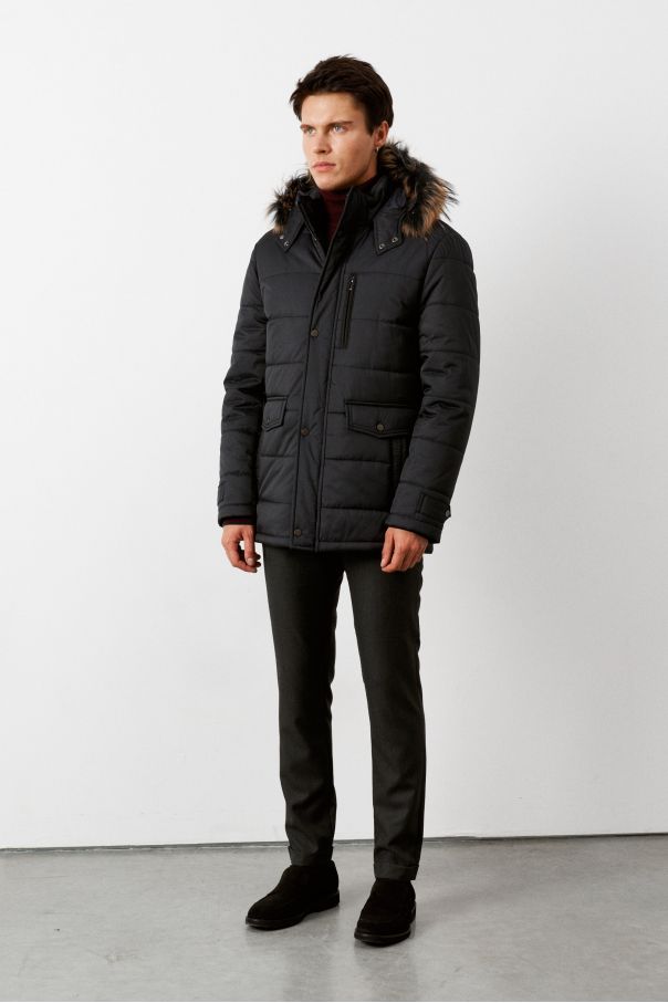 Куртка мужская фактурная, с карманами-клапанами и натуральным мехом