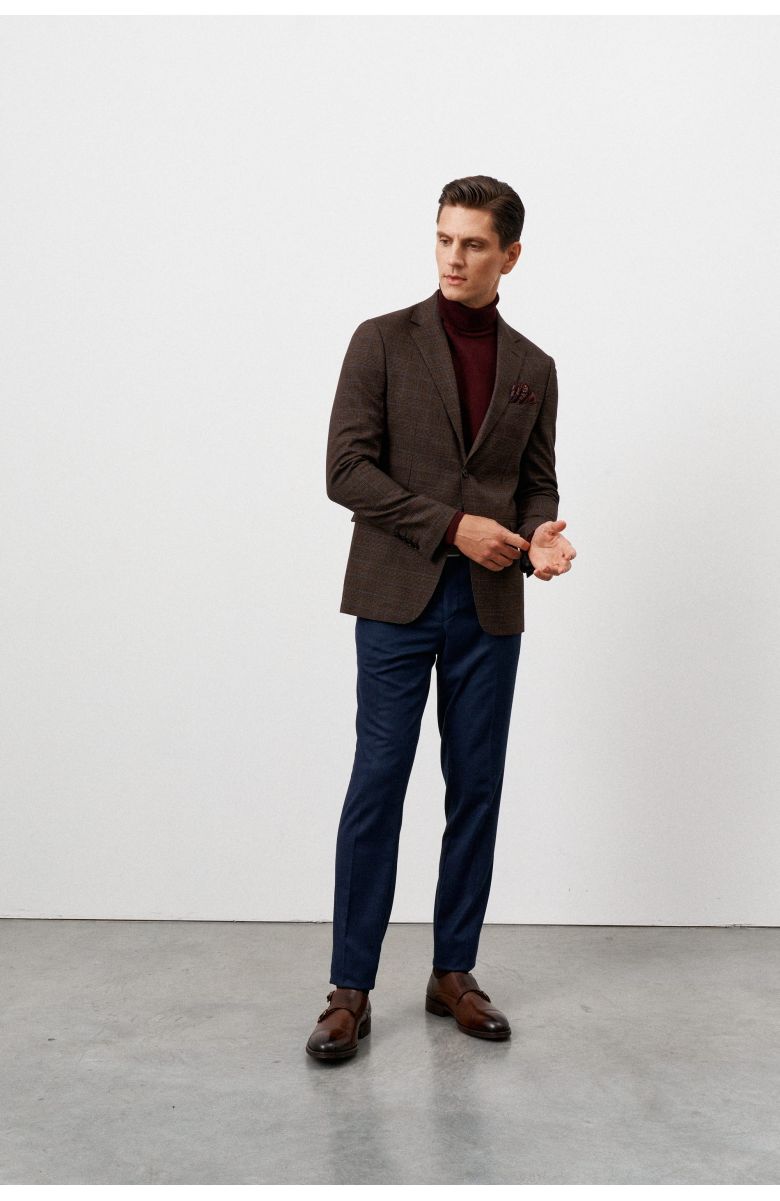Комплект на корпоратив с коричневым пиджаком, в бордово-синюю клетку глен (пиджак, джемпер, брюки, туфли)
