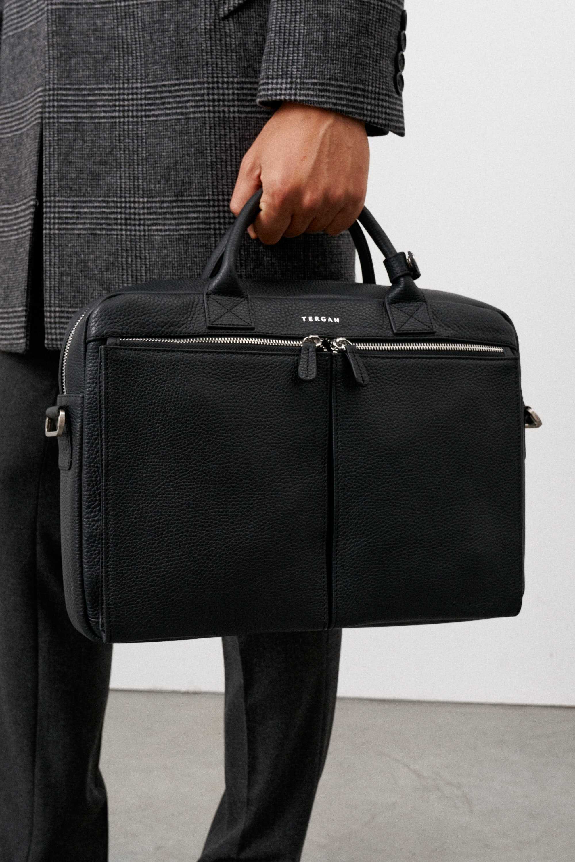 Портфель мужской черный, бескаркасный, одно отделение, спереди два кармана на молнии