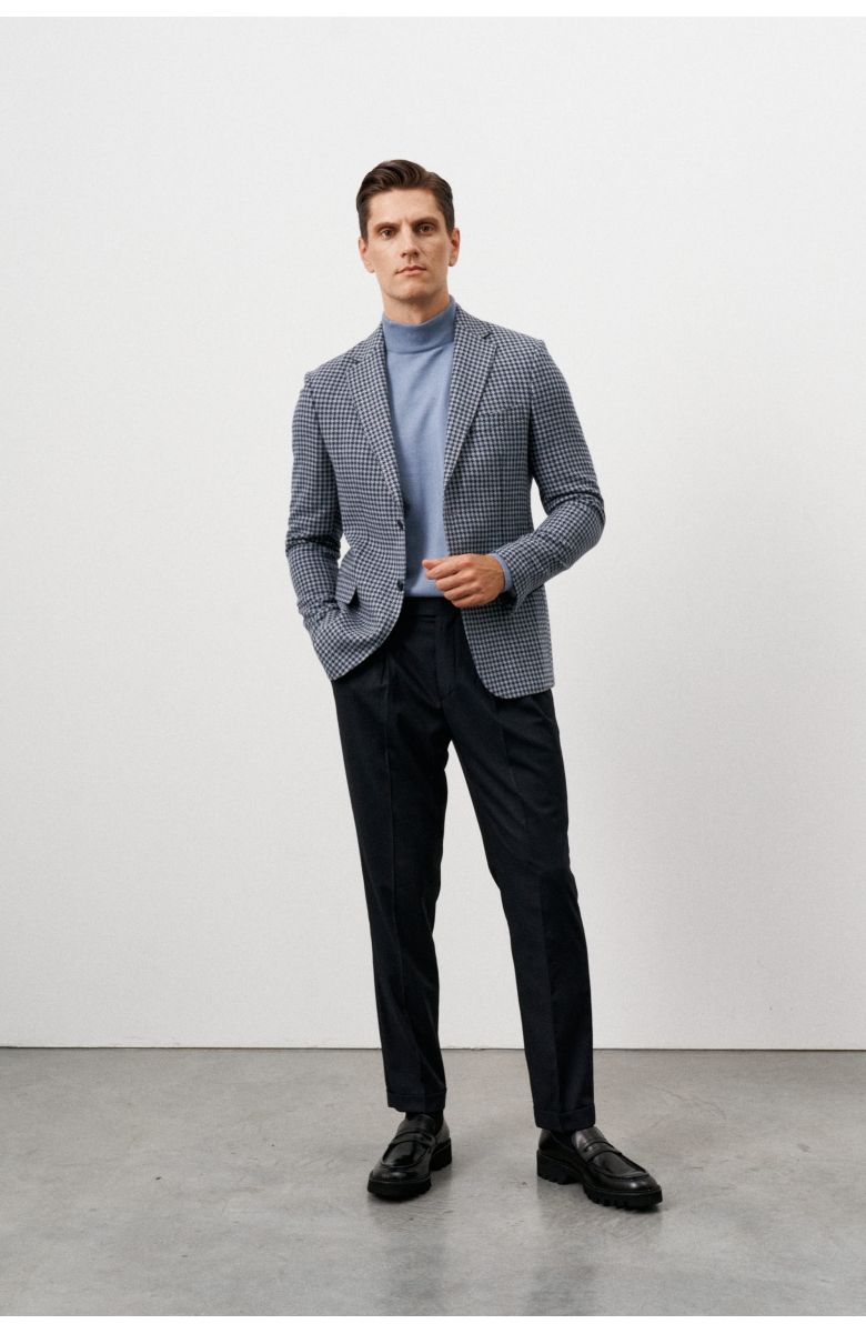 Комплект на корпоратив с пиджаком, в сине-серую "гусиную лапку" (пиджак, джемпер, брюки, лоферы)