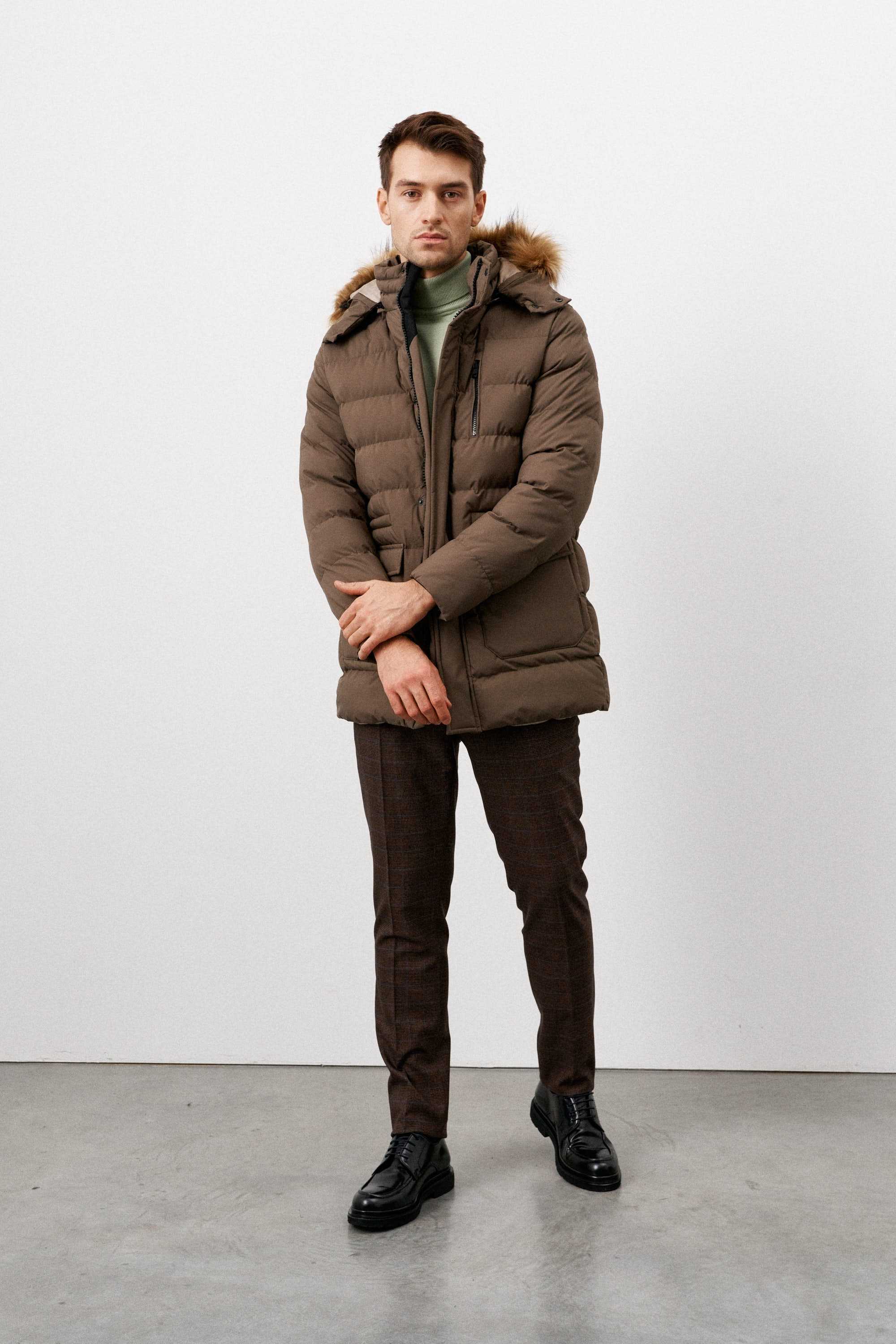 Куртка мужская темно-бежевая, стеганая с накладными карманами, капюшон с мехом