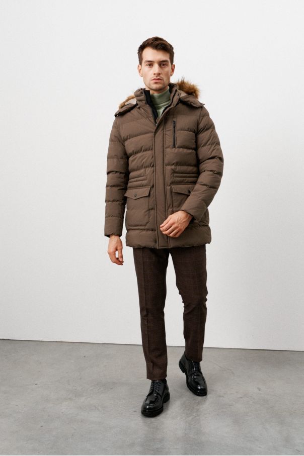 Куртка мужская темно-бежевая, стеганая с накладными карманами, капюшон с мехом