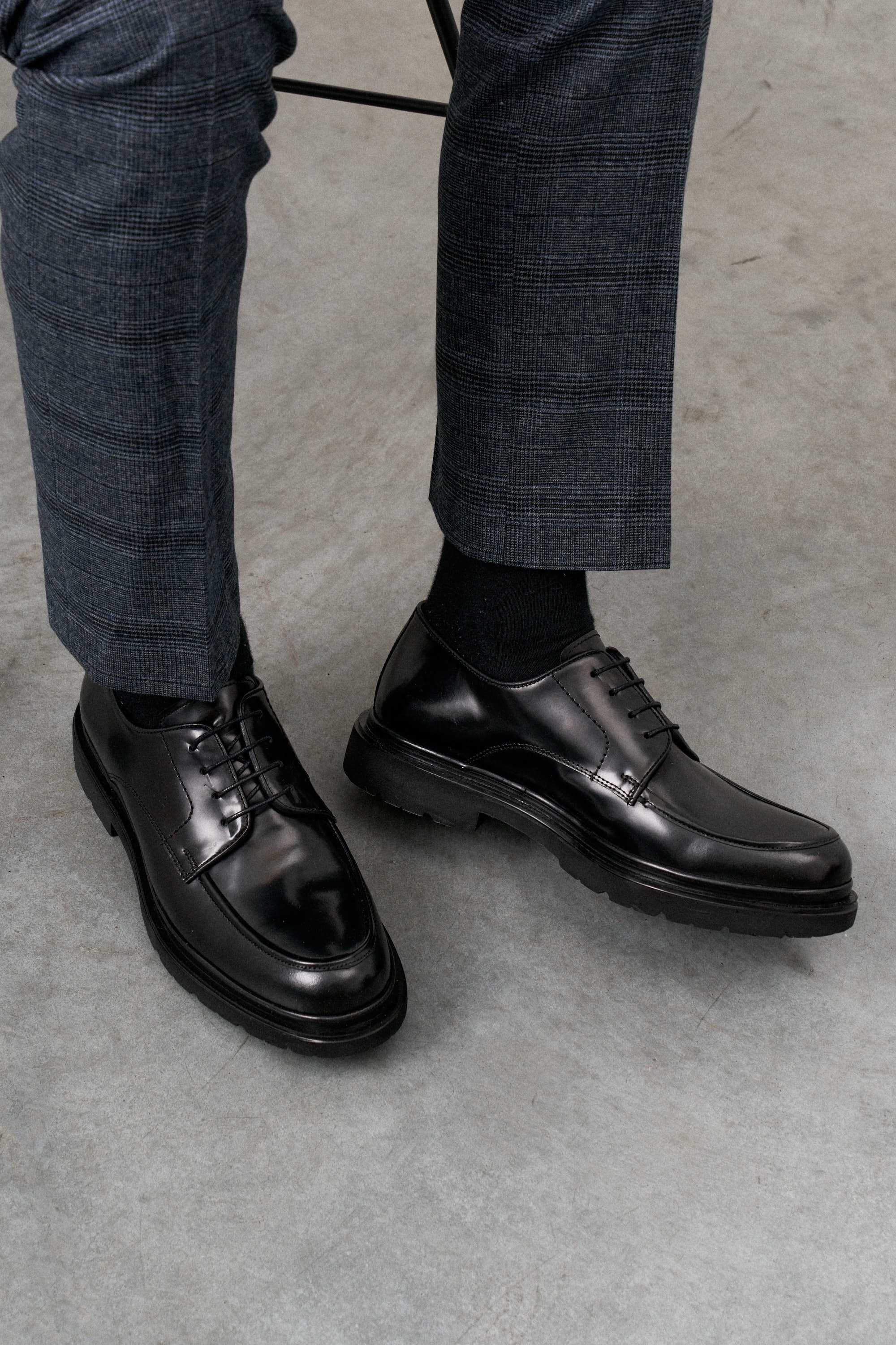 Туфли мужские дерби черный глянец с полукруговым швом на мыске, на высокой подошве