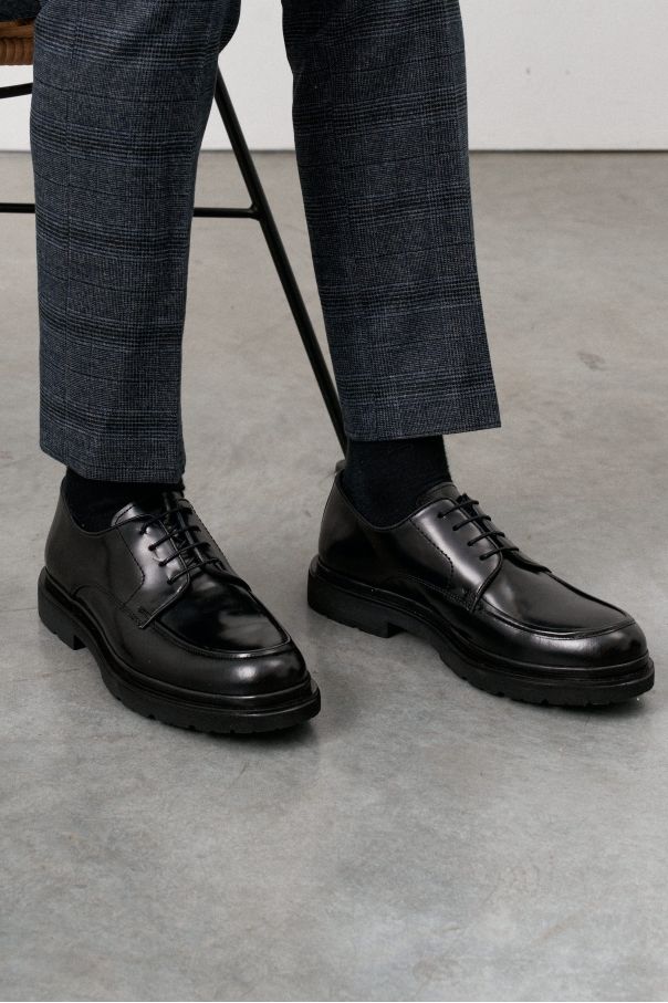 Туфли мужские дерби черный глянец с полукруговым швом на мыске, на высокой подошве