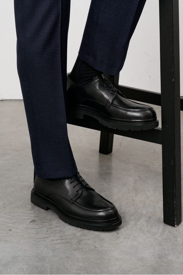 Туфли мужские дерби черные с полукруговым швом на мыске, на высокой подошве
