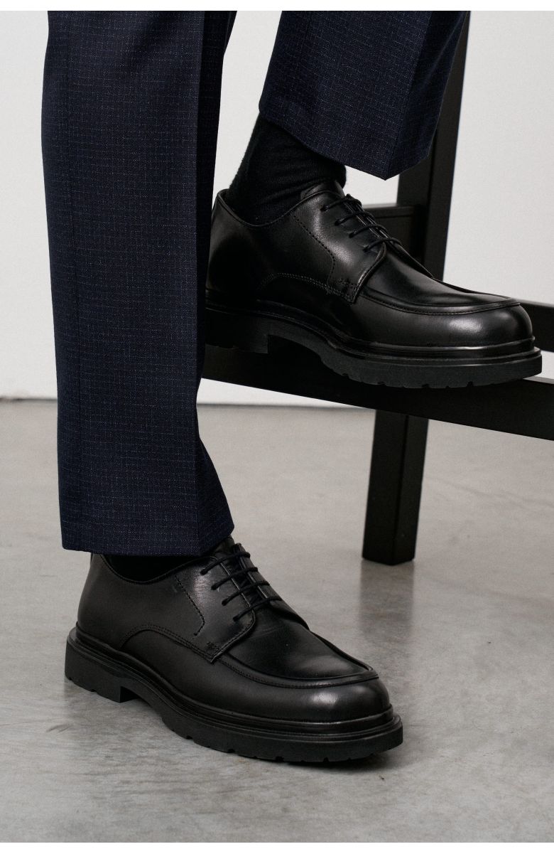 Туфли мужские дерби черные с полукруговым швом на мыске, на высокой подошве