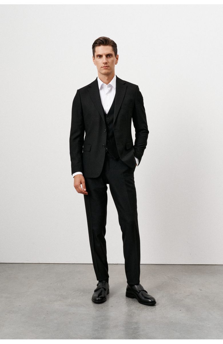 Комплект на корпоратив с черным фактурным костюмом (костюм, рубашка, туфли)