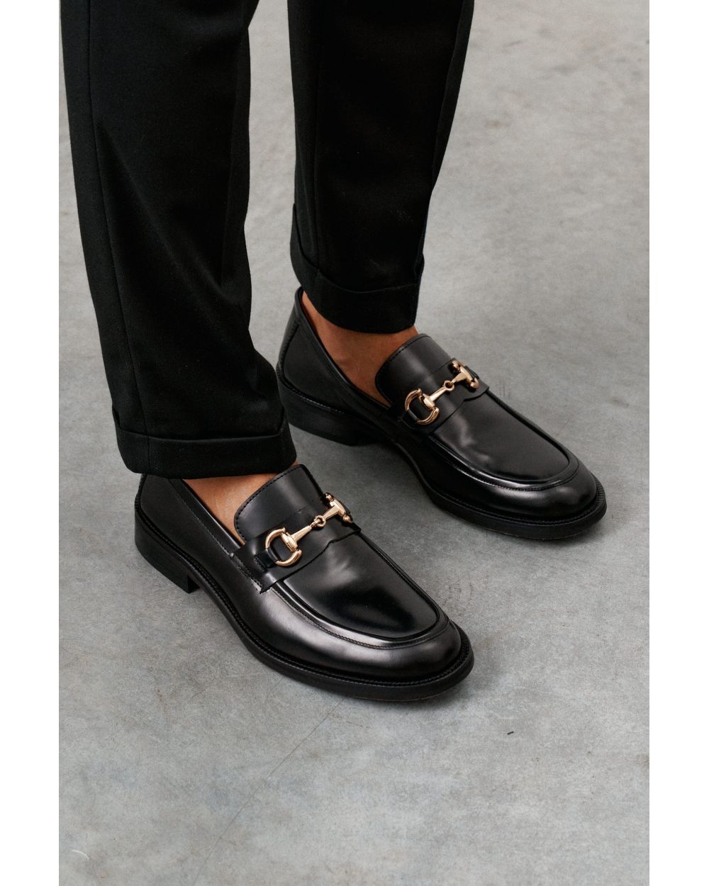 Туфли мужские лоферы черные, глянцевая кожа, с декоративной золотой пряжкой