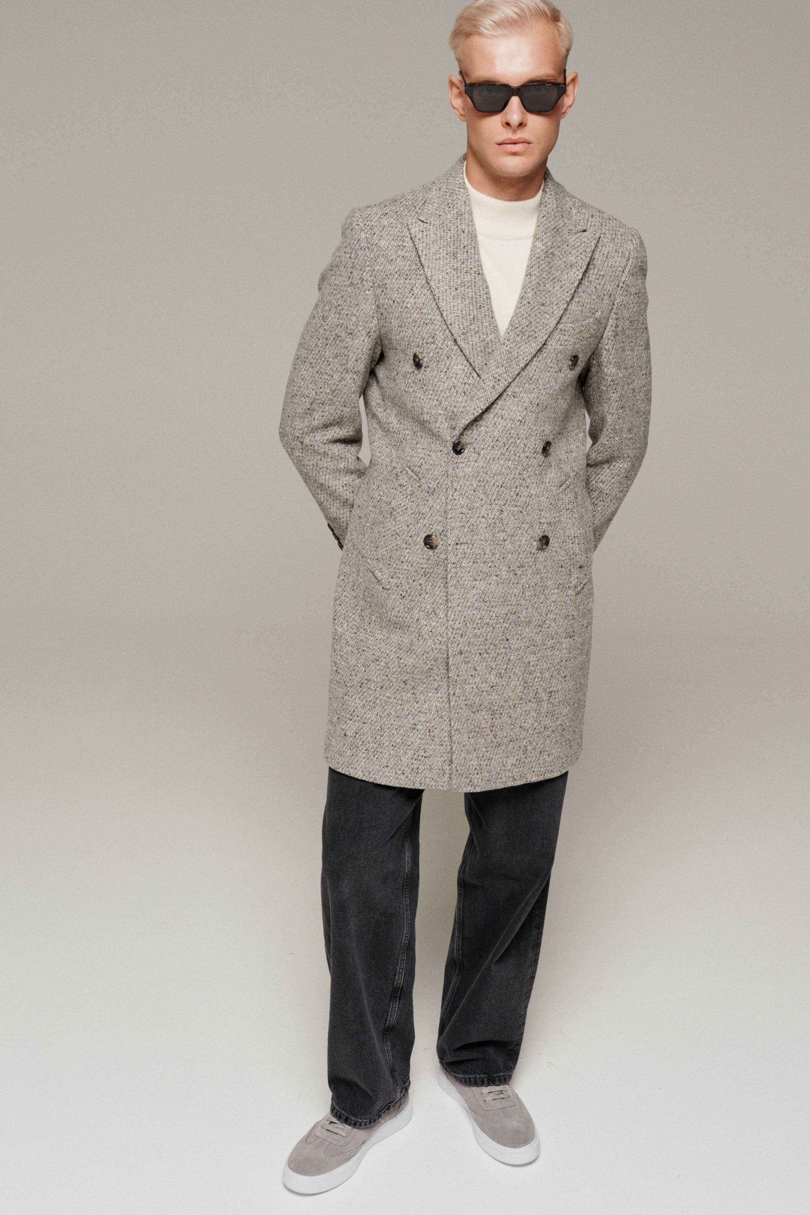 Мужчина в молодежном пальто