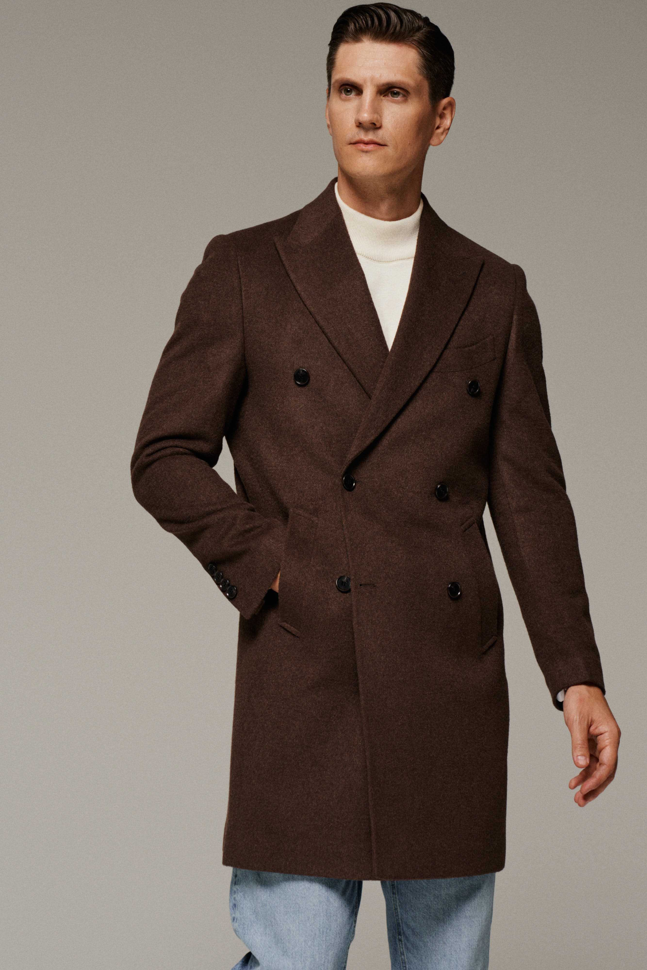 Мужчина в приталенном пальто