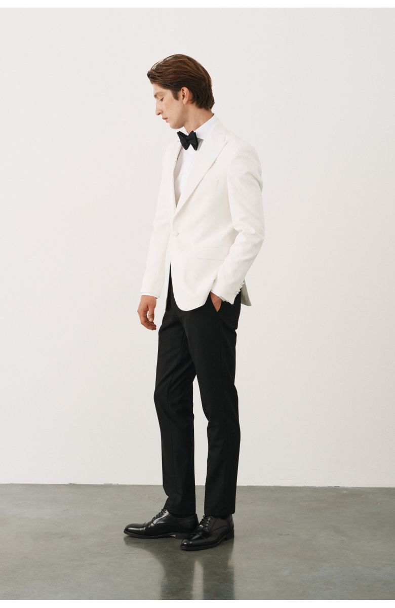 Комплект на выпускной с белым однобортным смокингом (костюм, рубашка, обувь, нагрудный платок, бабочка)