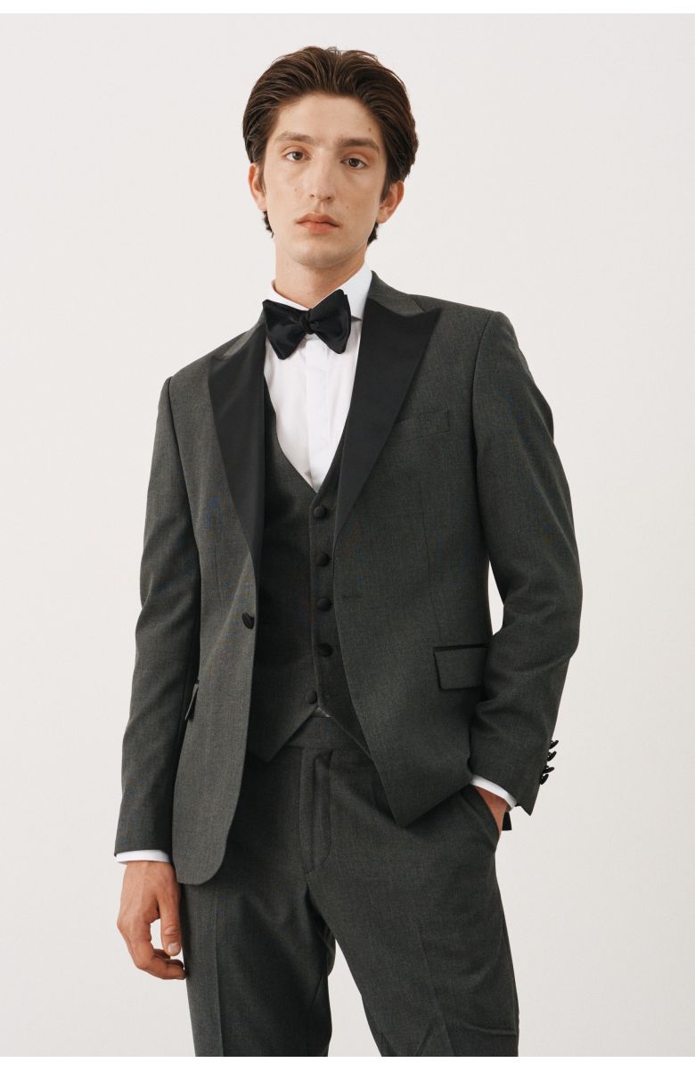 Комплект на выпускной с серым смокингом (костюм, рубашка, обувь, нагрудный платок, бабочка)