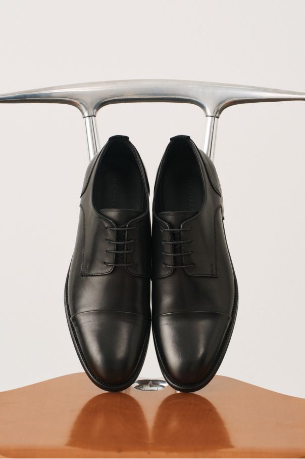 Туфли мужские дерби черные с отрезным мысом из гладкой кожи