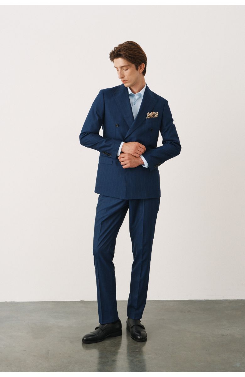 Комплект на выпускной с синим двубортным костюмом в полоску (костюм, рубашка, обувь, нагрудный платок)