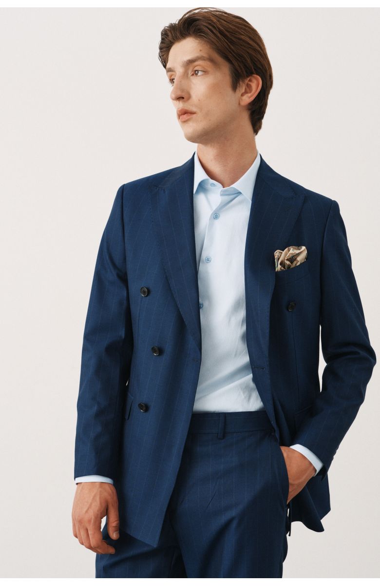 Комплект на свадьбу с синим двубортным костюмом в полоску (костюм, рубашка, обувь, нагрудный платок)