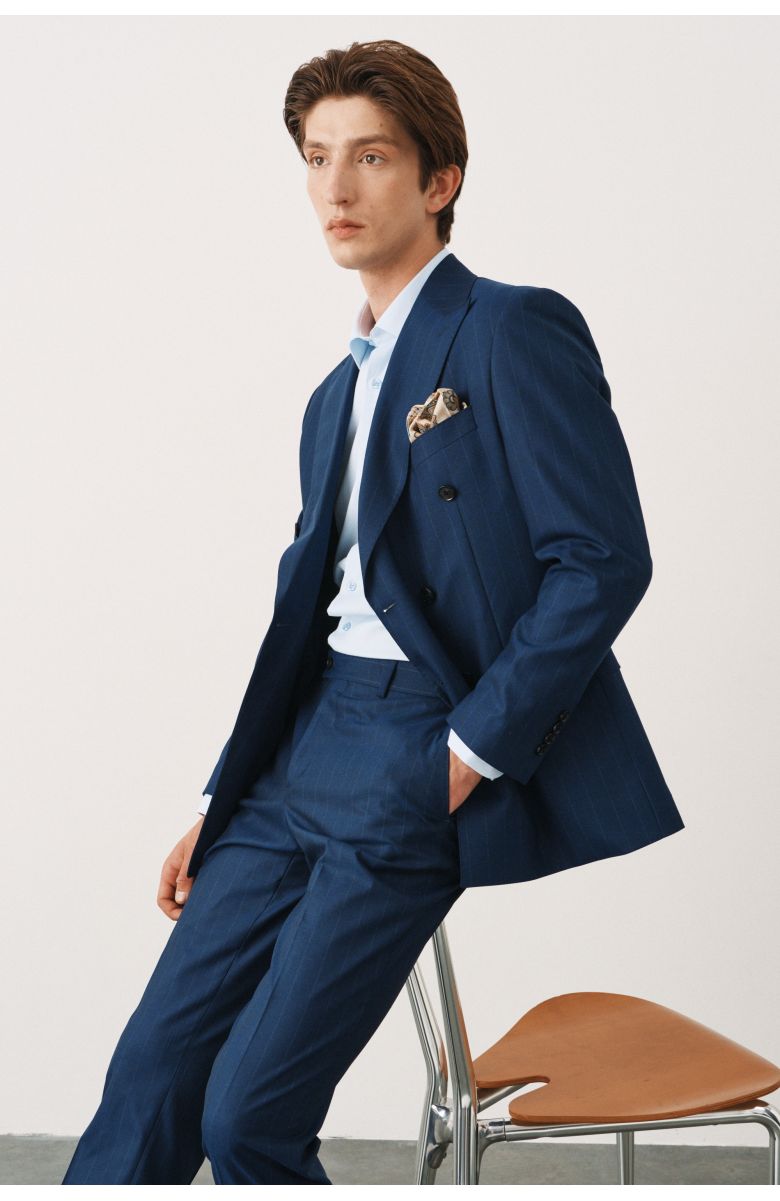 Комплект на корпоратив с двубортным костюмом в широкую полоску (костюм, рубашка, нагрудный платок, обувь)