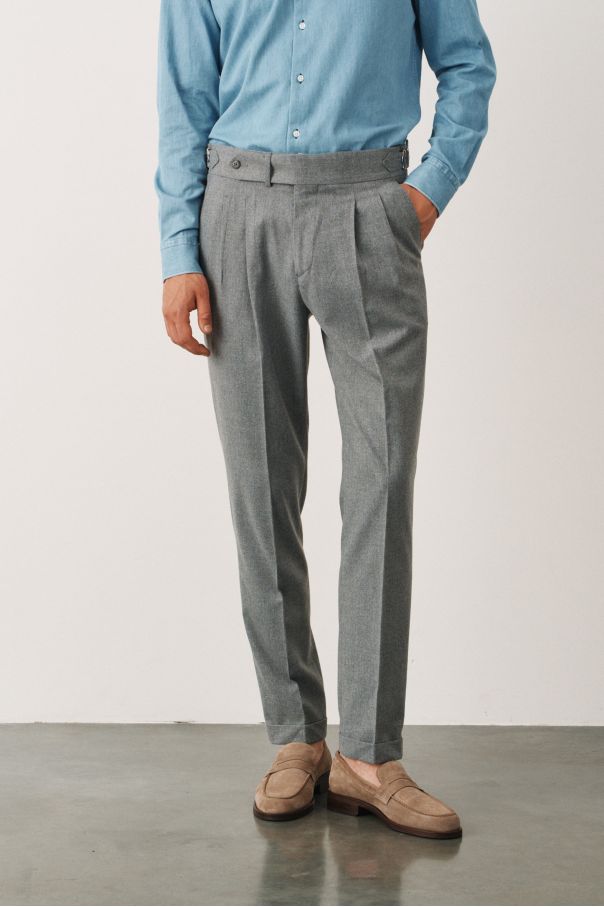 Брюки светло-серые из мягкой фланели с защипами
