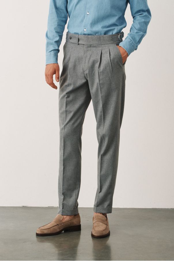 Брюки светло-серые из мягкой фланели с защипами