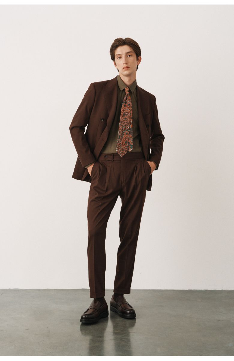 Комплект на выпускной с двубортным коричневым костюмом с накладными карманами (костюм, рубашка, обувь, галстук)