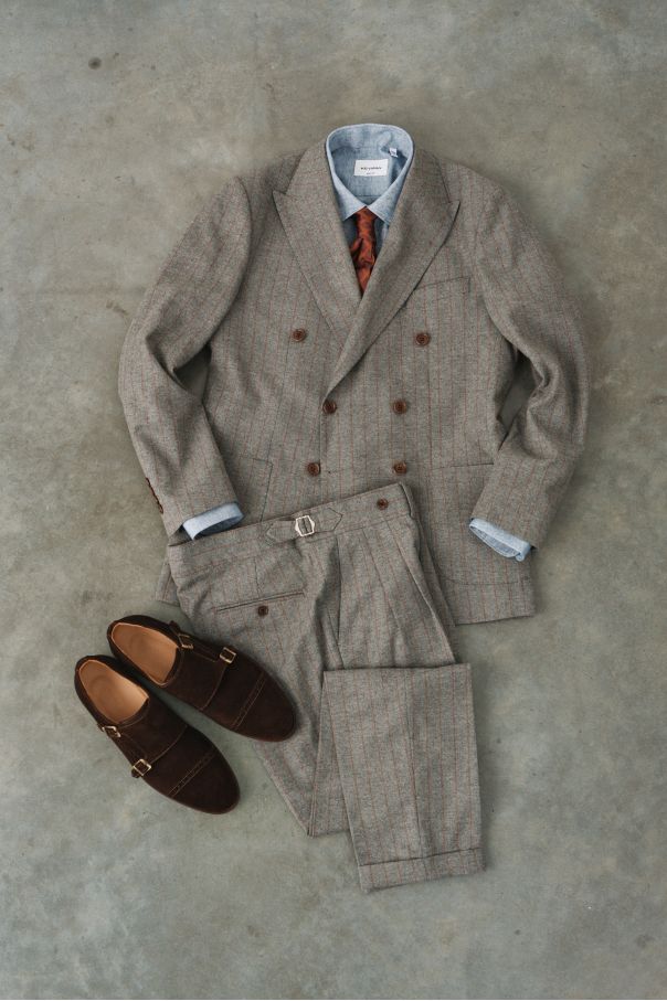 Костюм серый в рыжую полоску двубортный с накладными карманами, брюки с защипами