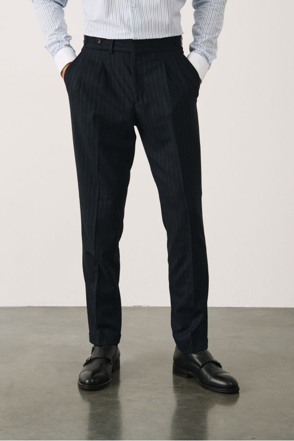 Брюки с защипами, темно-синие в серую полоску, с манжетами