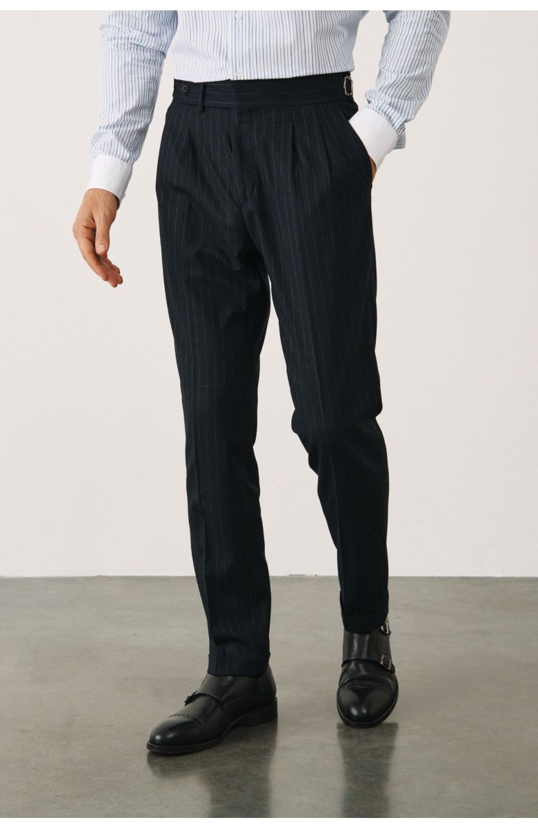 Брюки с защипами, темно-синие в серую полоску, с манжетами